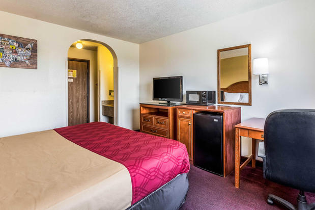 Images Econo Lodge Inn & Suites