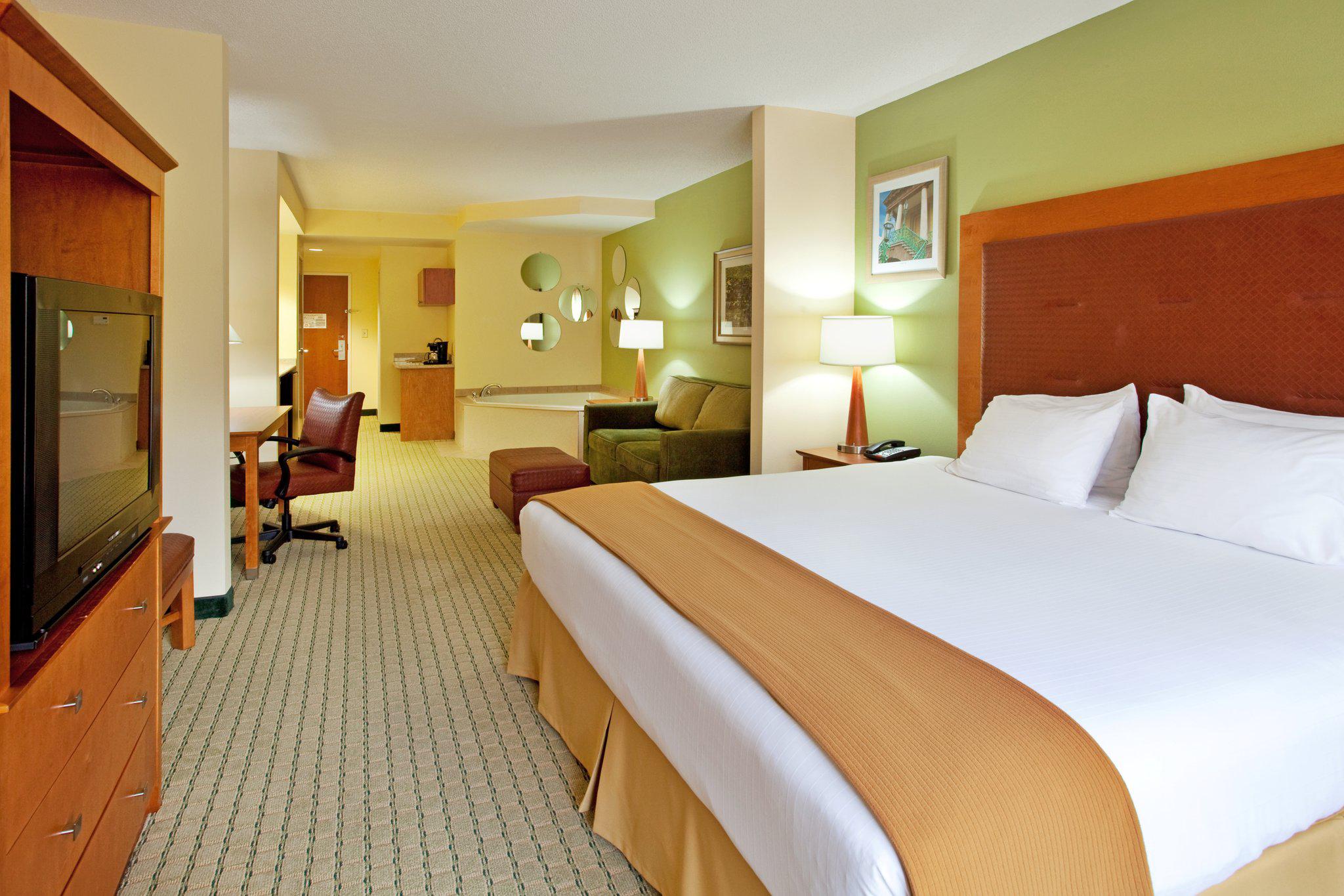 Holiday Inn Express & Suites Charleston-North Photo