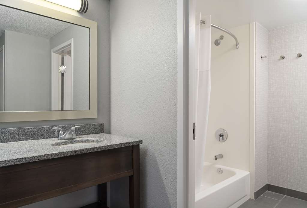 Hampton Inn & Suites Newport News (Oyster Point) Image