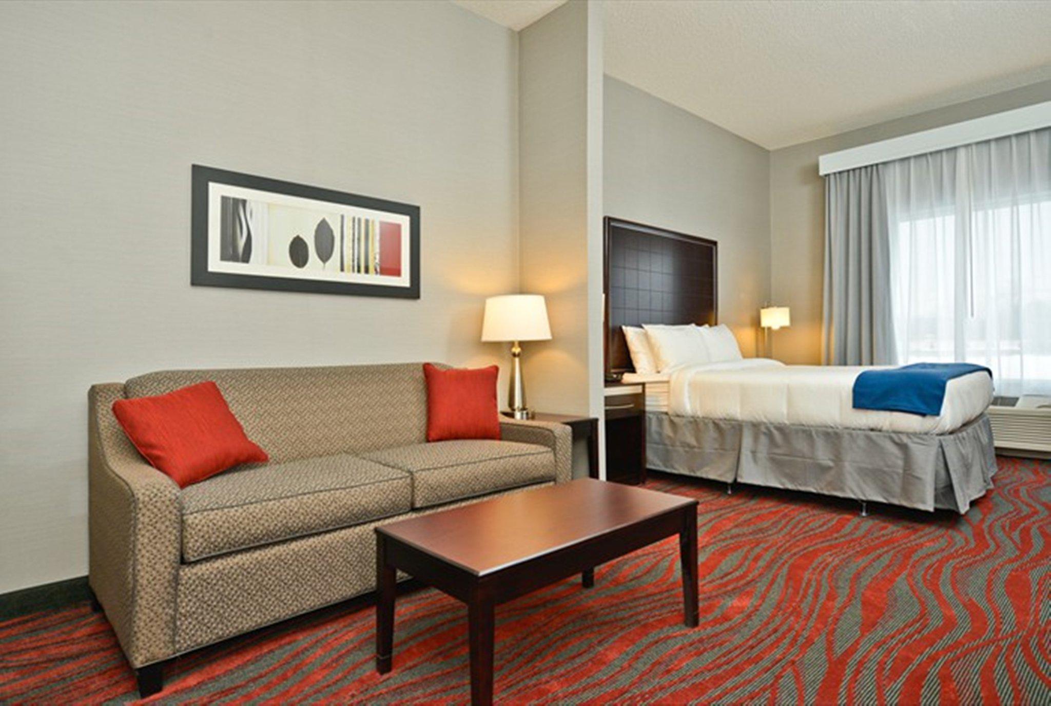 Holiday Inn Express & Suites Utica Photo