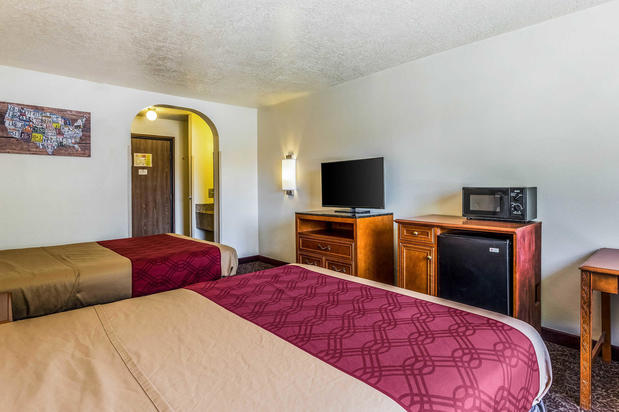Images Econo Lodge Inn & Suites
