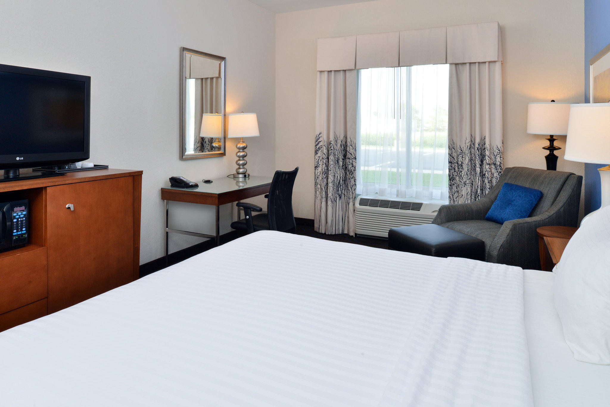 Holiday Inn Express & Suites Terre Haute Photo