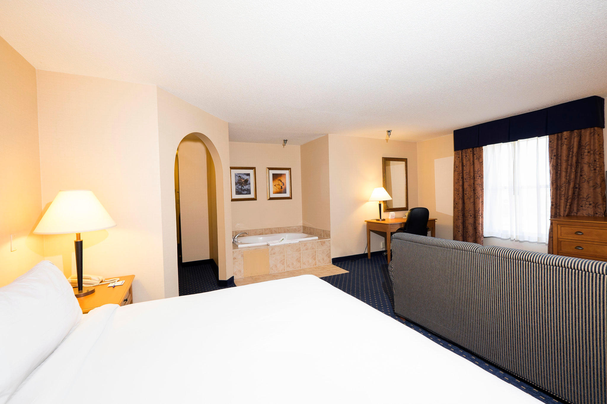 Holiday Inn Express & Suites Waynesboro-Route 340 Photo