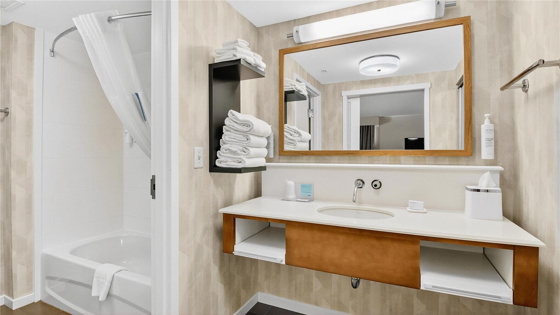 Hampton Inn & Suites Chippewa Falls Image