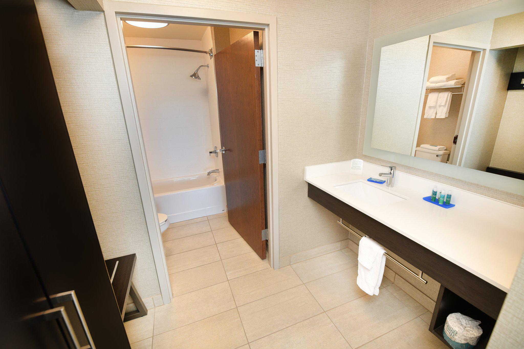 Holiday Inn Express & Suites Grand Forks Photo