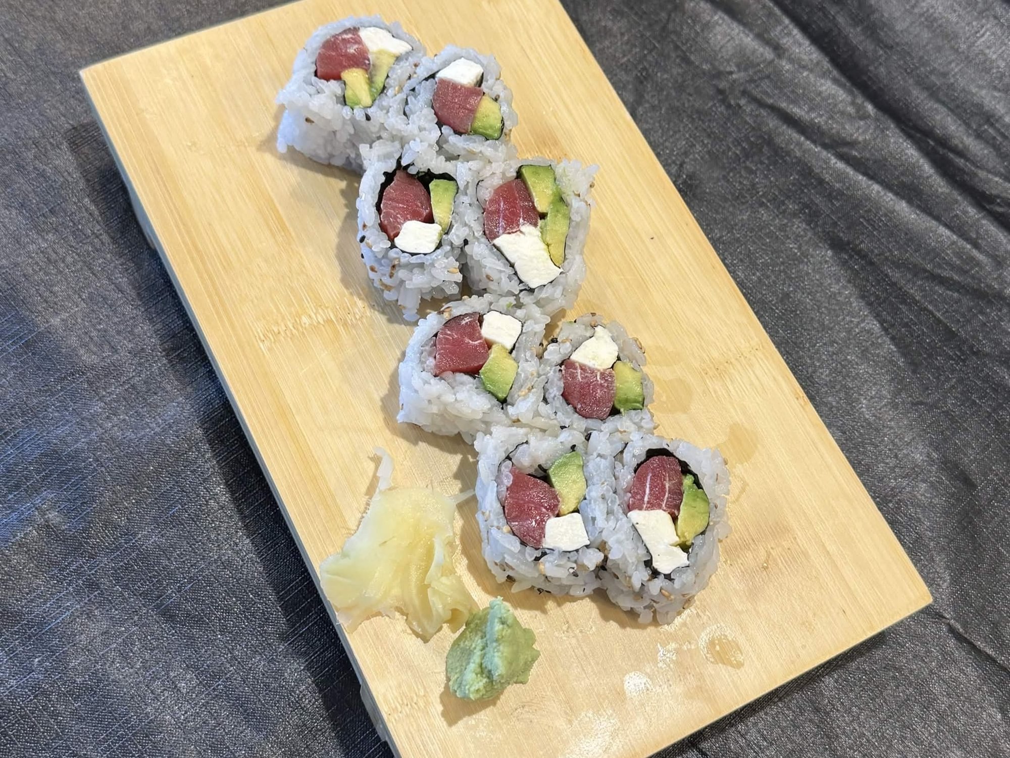 Tuna Avocado Roll (8pcs)