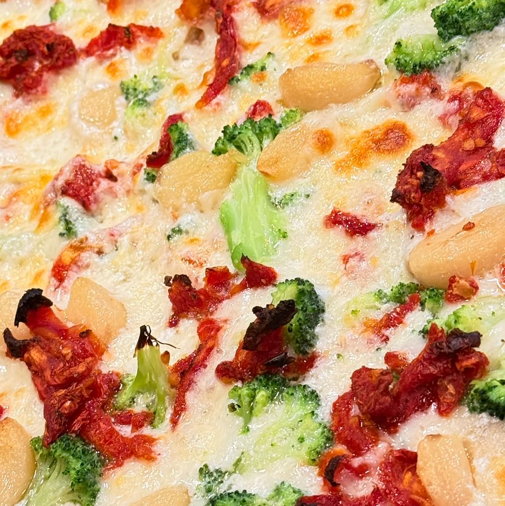 Broccoli & Roasted Garlic Deluxe Pizza