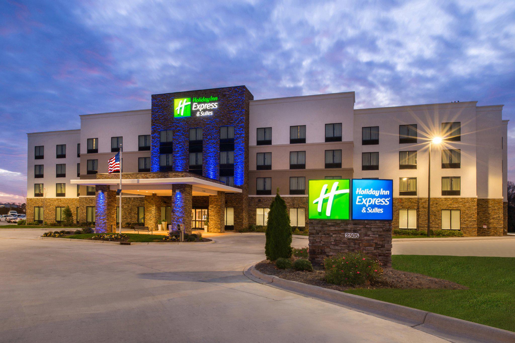 Holiday Inn Express & Suites Monroe Photo