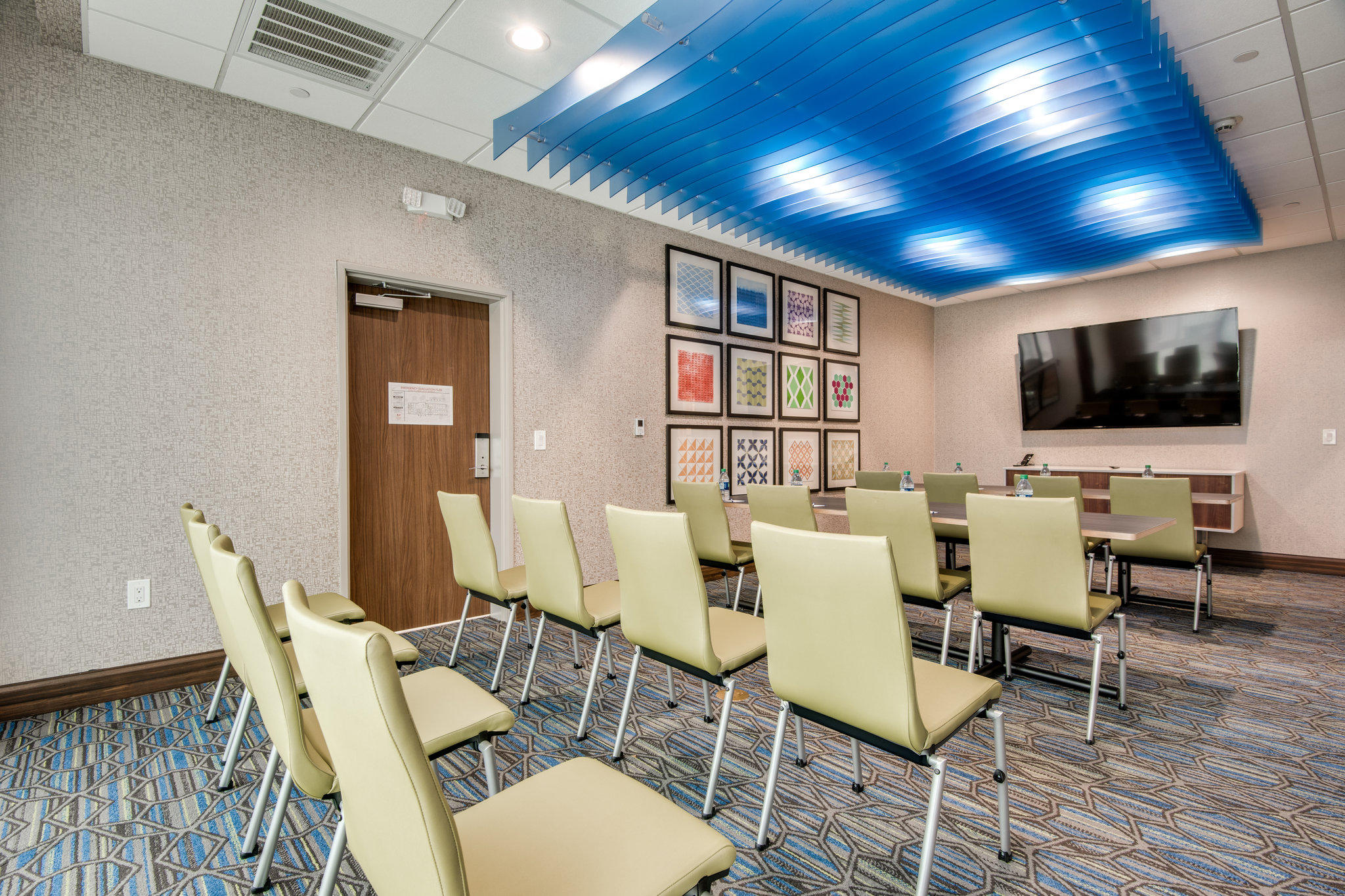 Holiday Inn Express & Suites Dallas North - Addison Photo