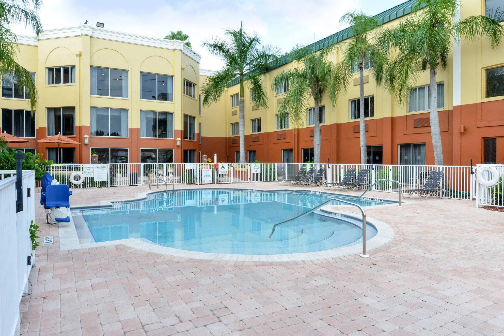 Holiday Inn Express Clearwater East - Icot Center Photo