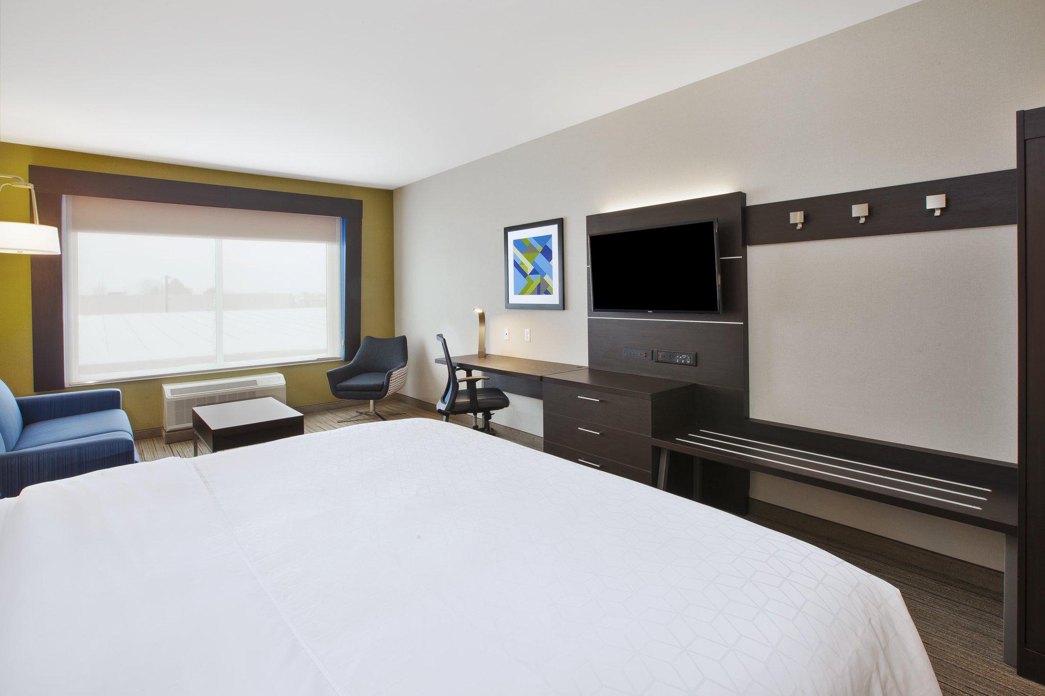 Holiday Inn Express & Suites Auburn Hills South Photo