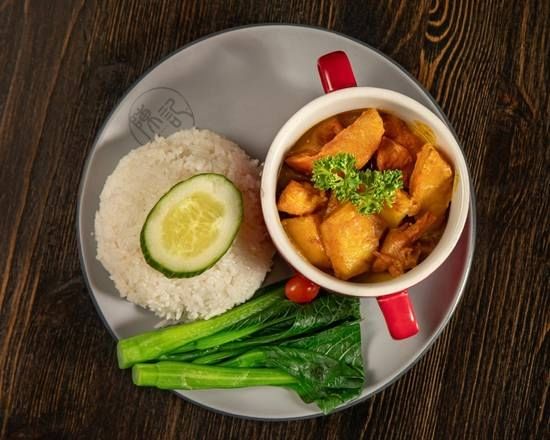 LC01 Yellow Curry Chicken over Rice