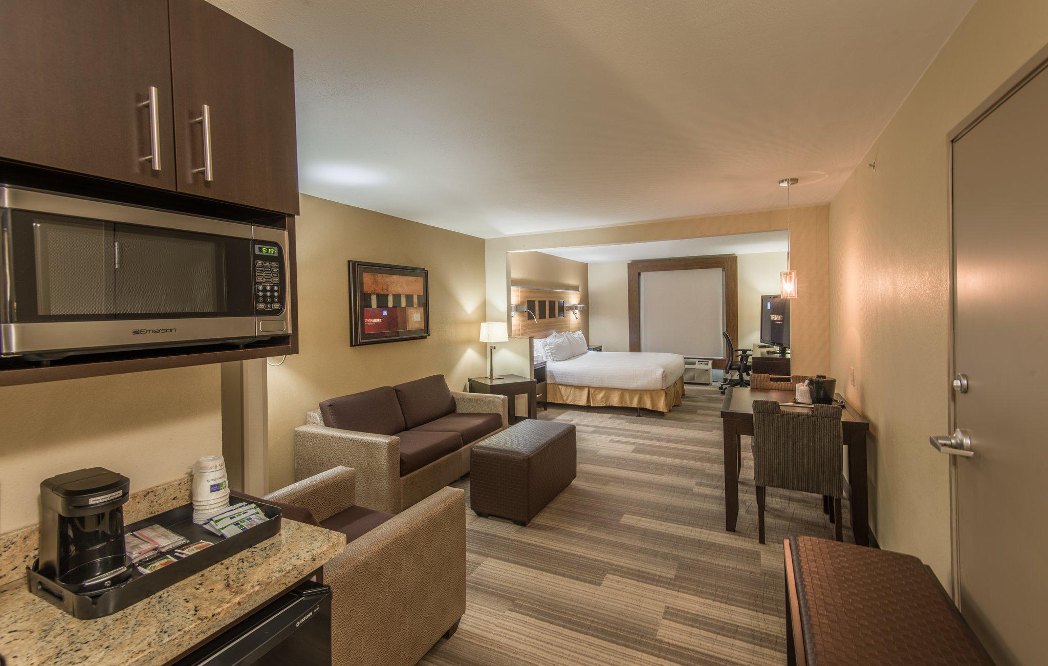 Holiday Inn Express & Suites Dallas-North Tollway (N Plano) Photo