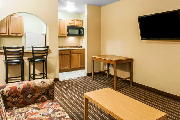 Images Rodeway Inn East