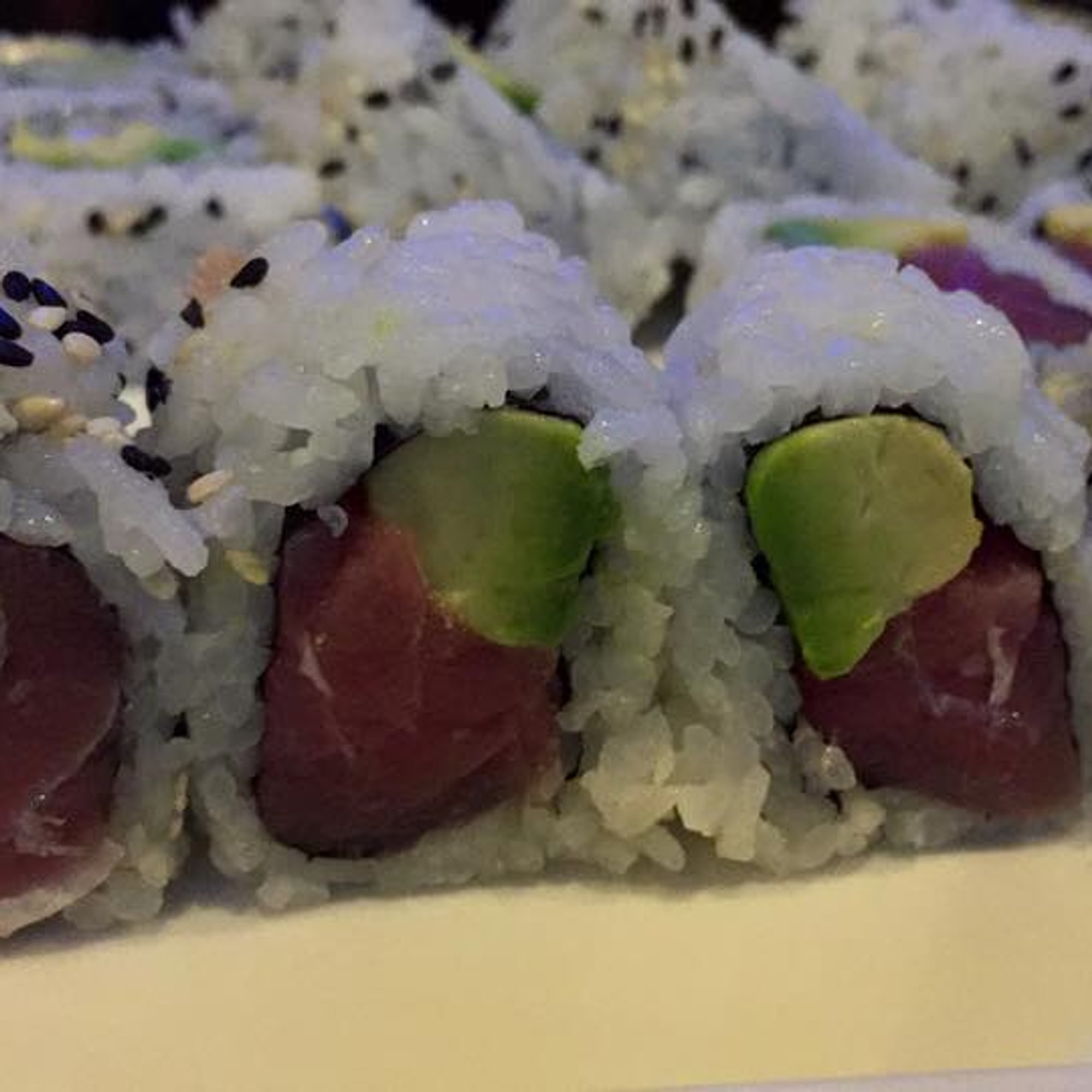 Tuna Avo Roll