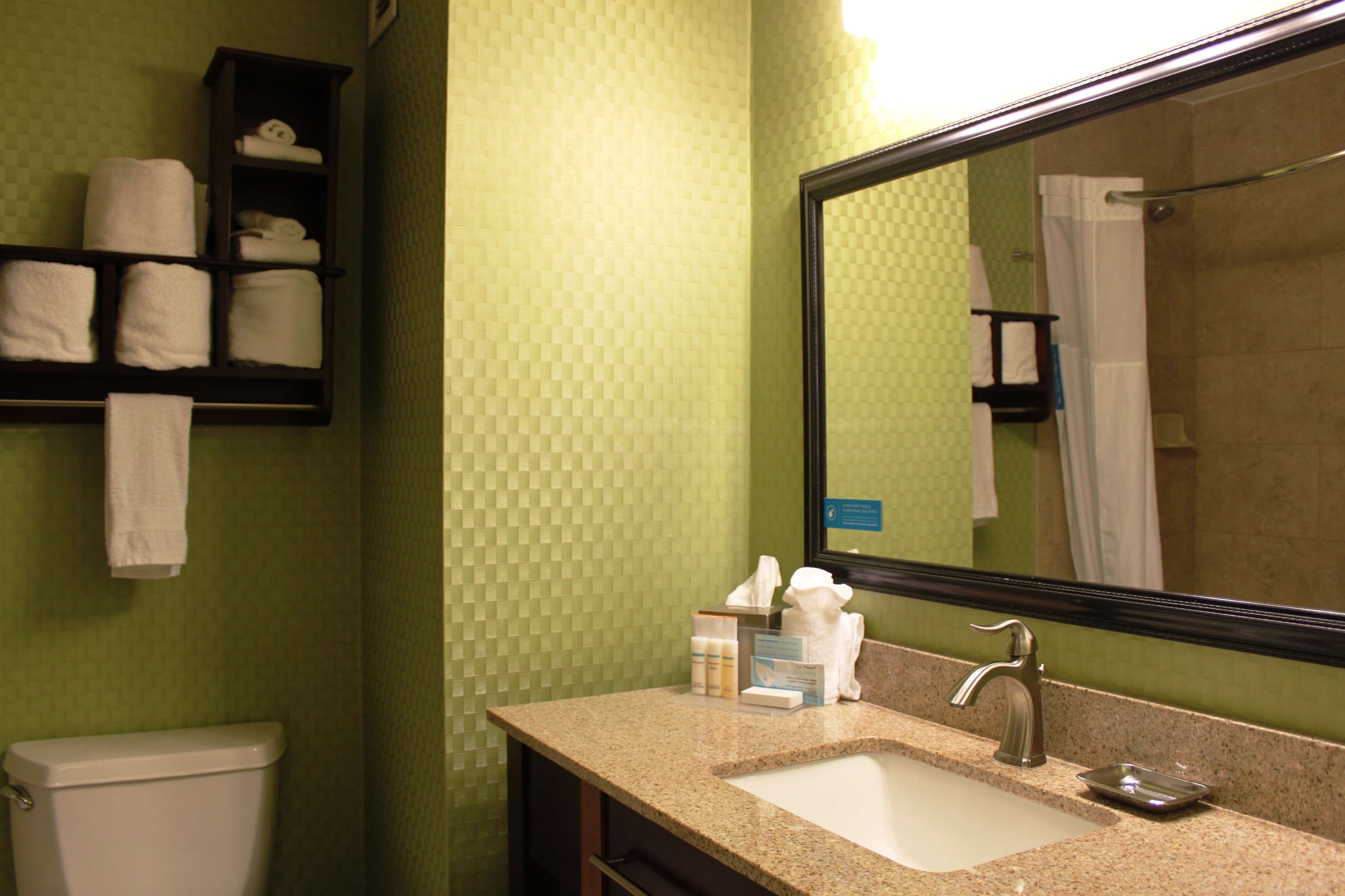 Guest room bath