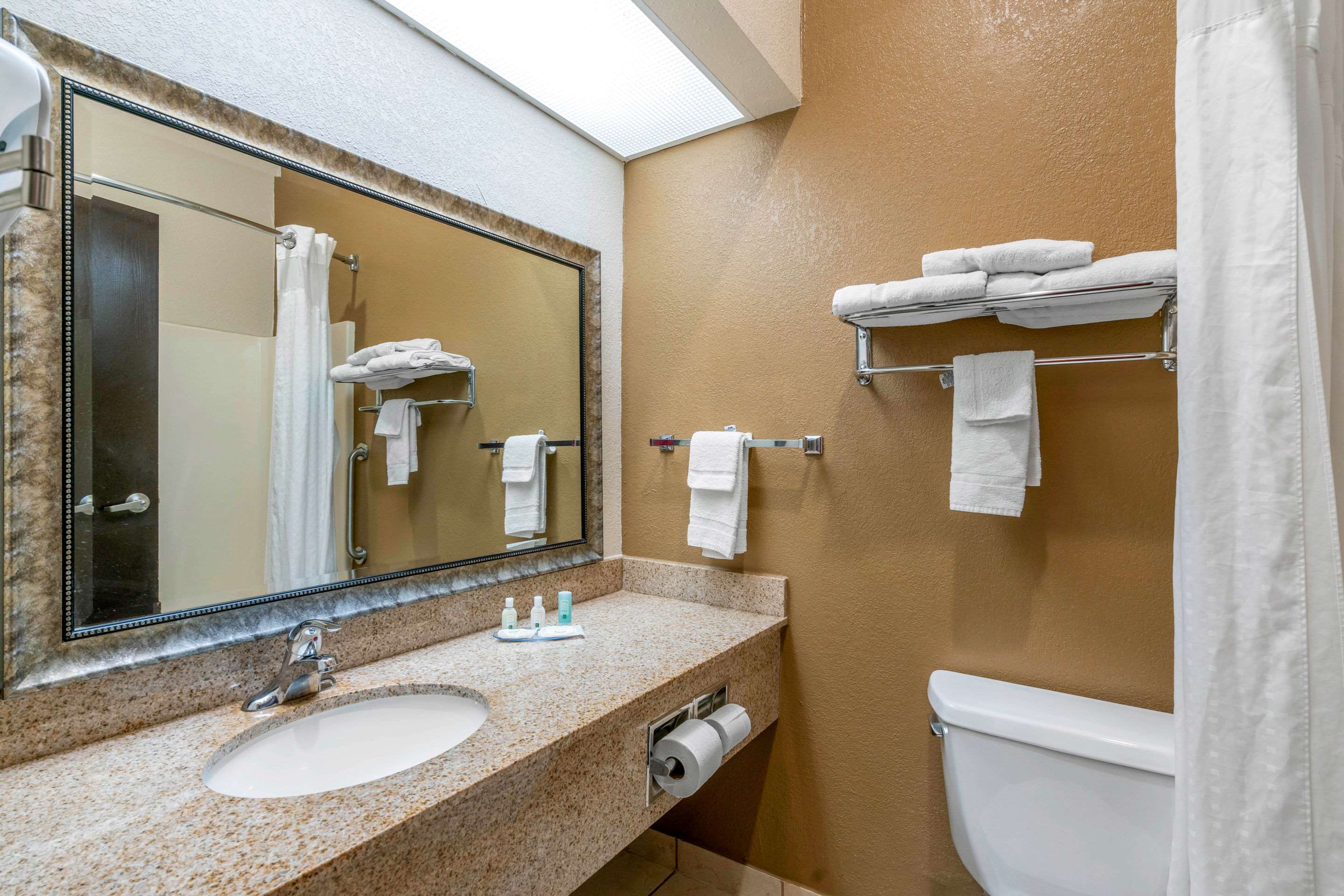 Quality Inn & Suites Jefferson City Photo