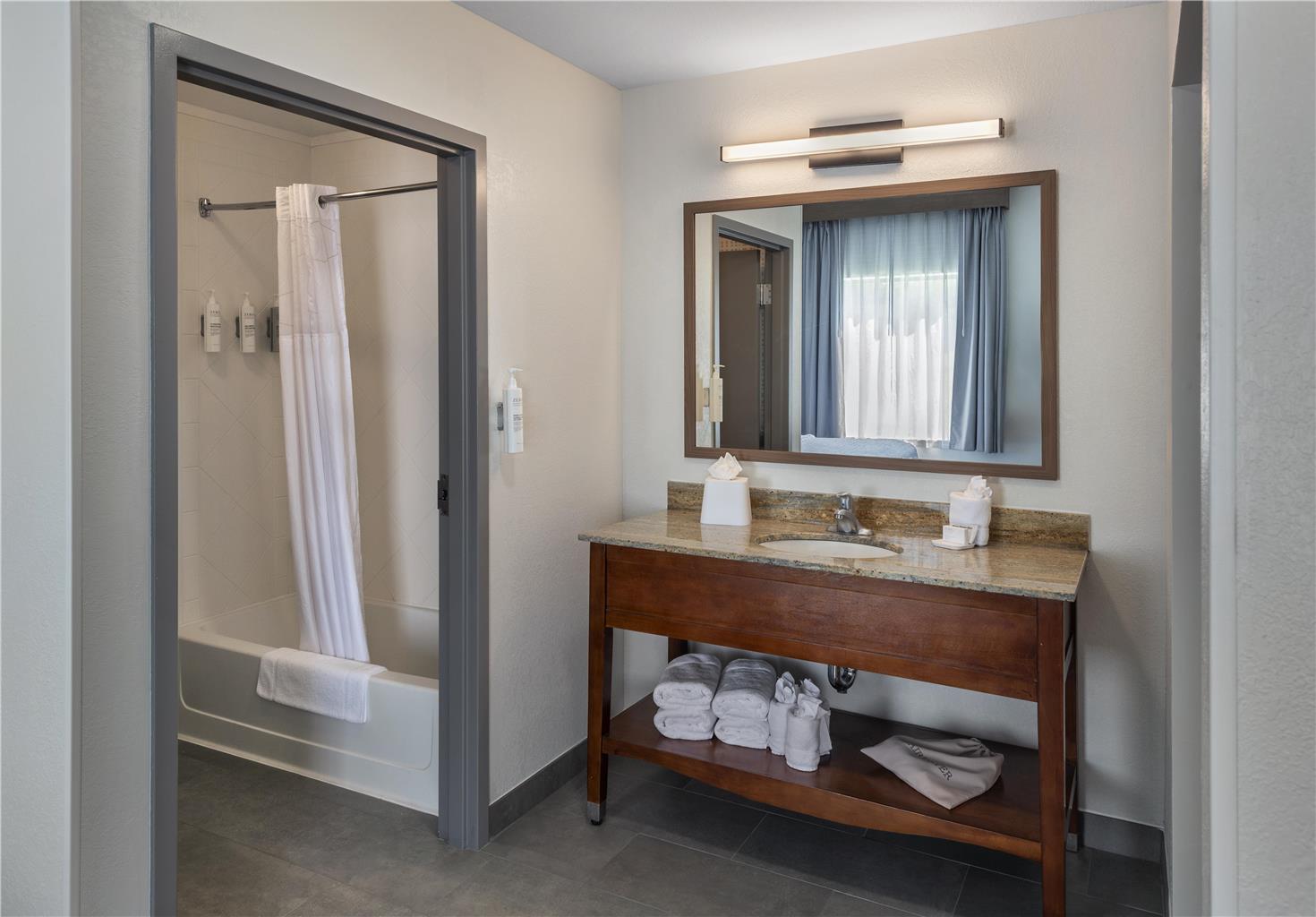 Hampton Inn & Suites New Hartford Image