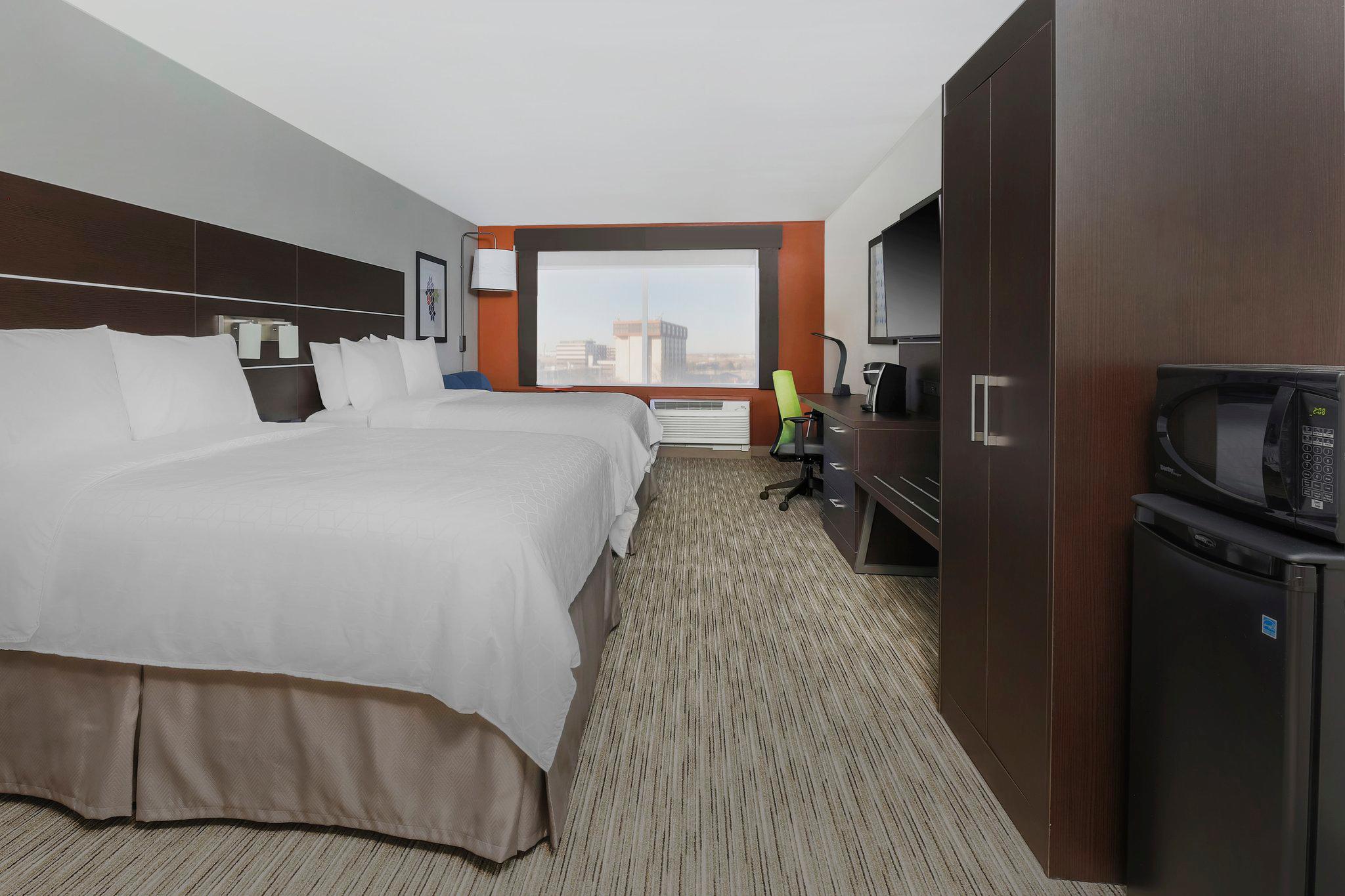 Holiday Inn Express & Suites Chicago O'Hare Airport Photo