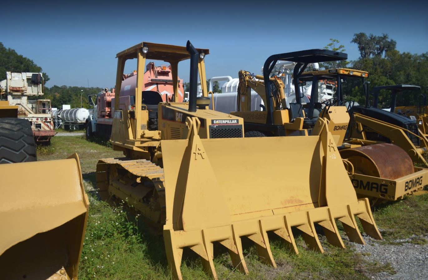 Deland Truck Center Photo