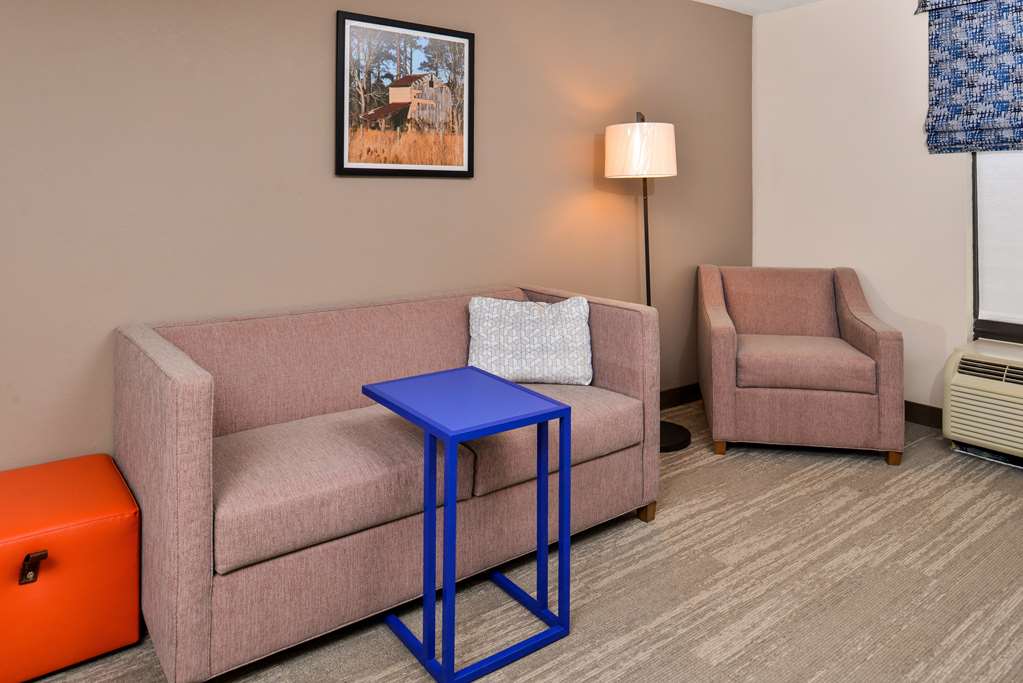 Hampton Inn Emporia Image