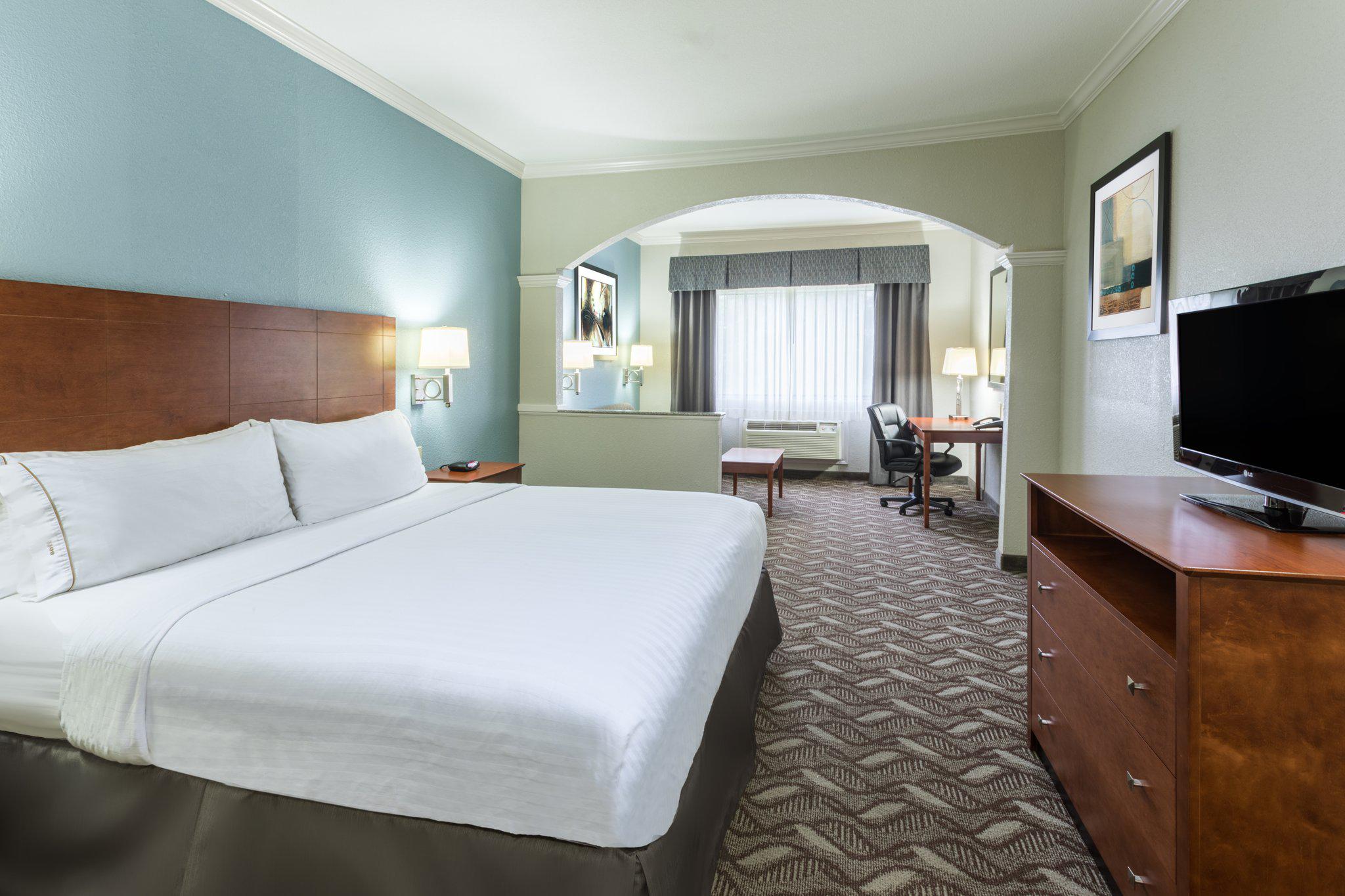 Holiday Inn Express & Suites Lake Charles Photo