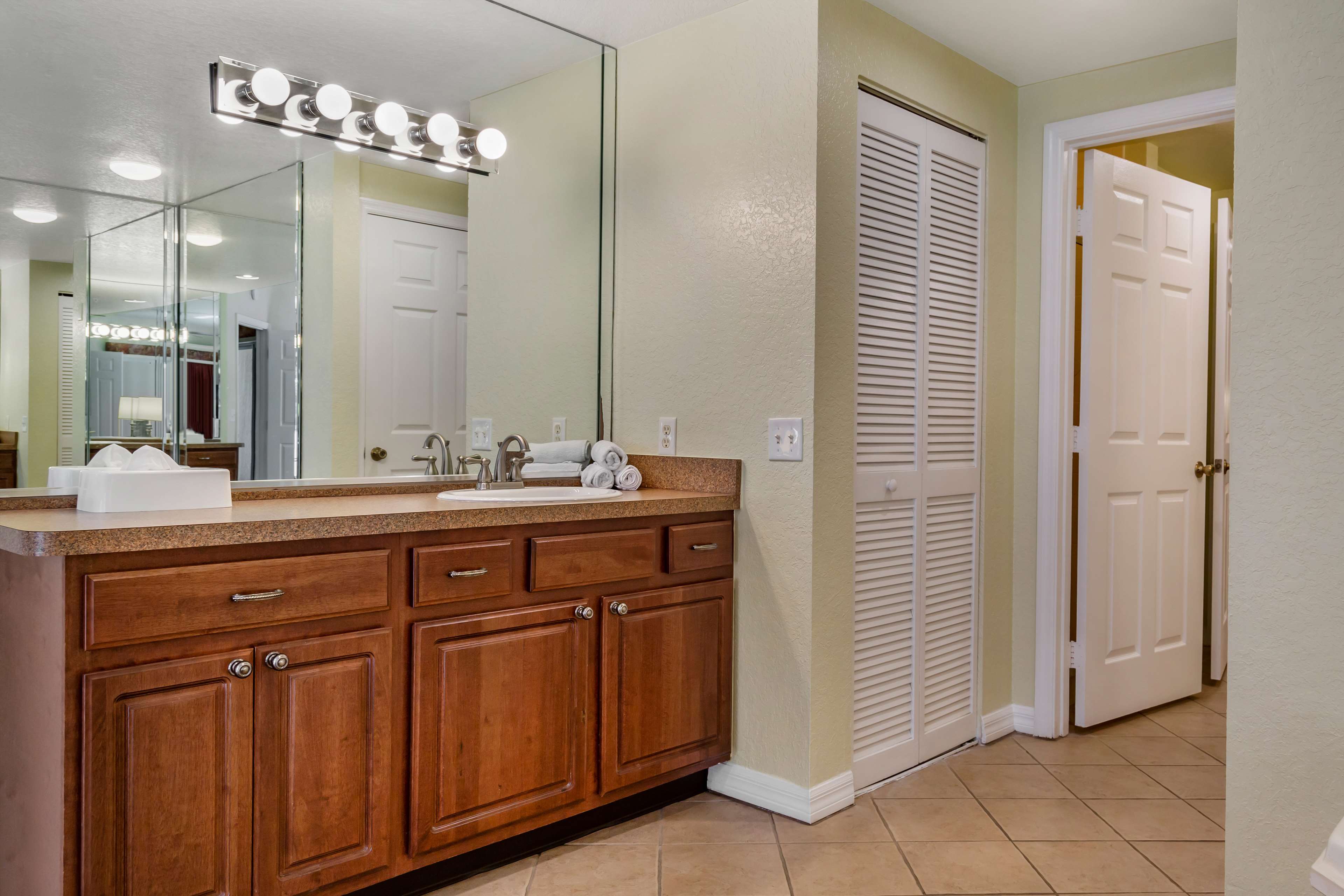 Guest room bath