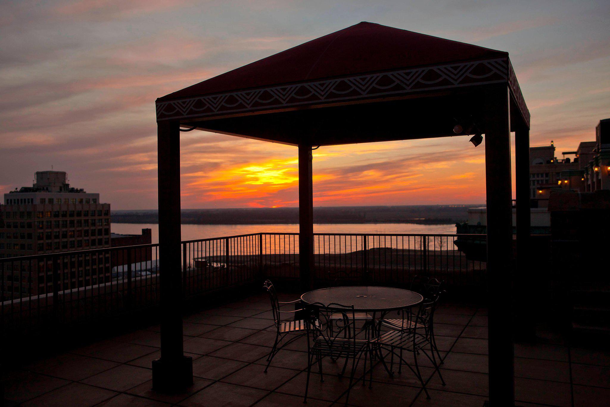 Residence Inn by Marriott Memphis Downtown Photo