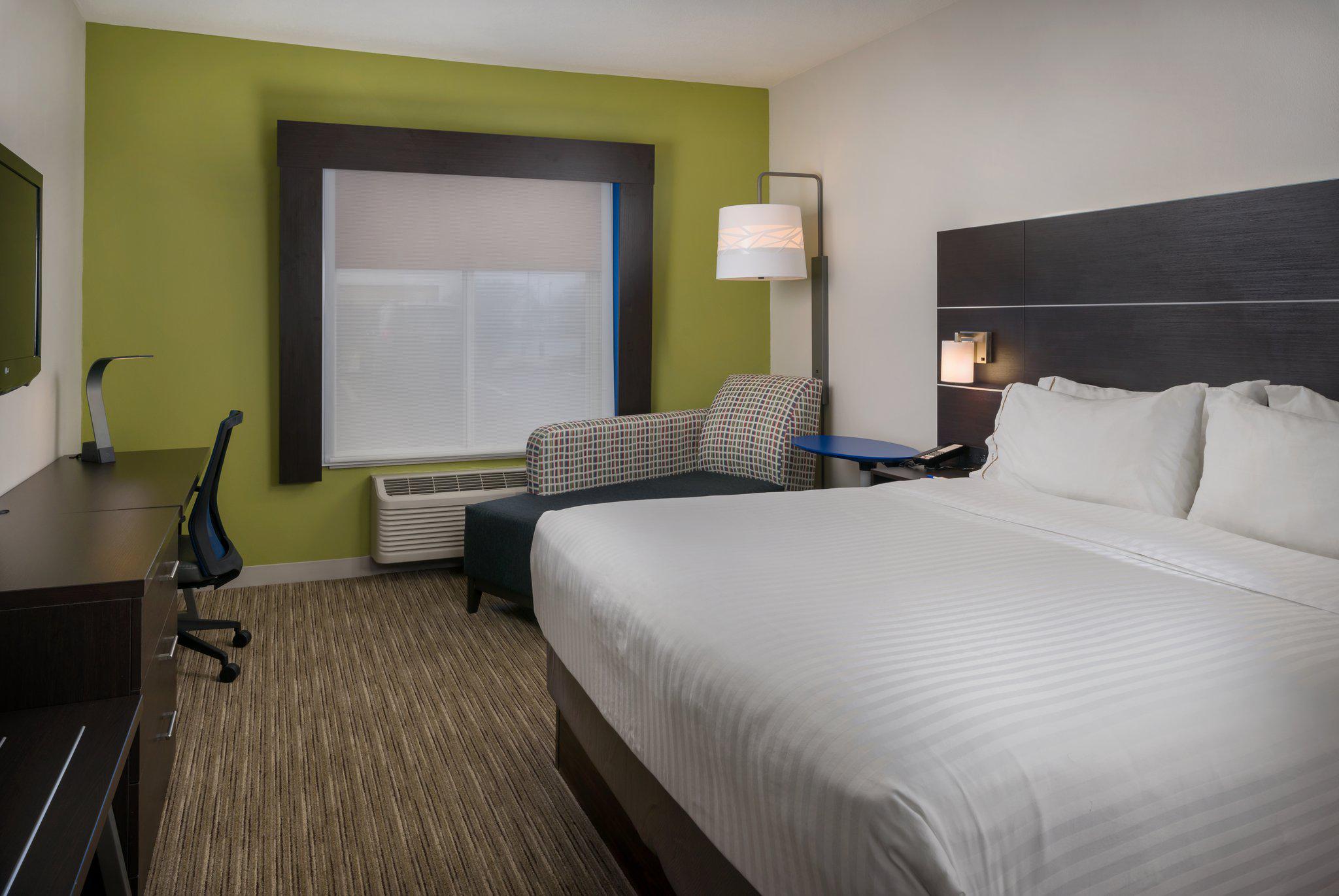 Holiday Inn Express & Suites Lawrence Photo