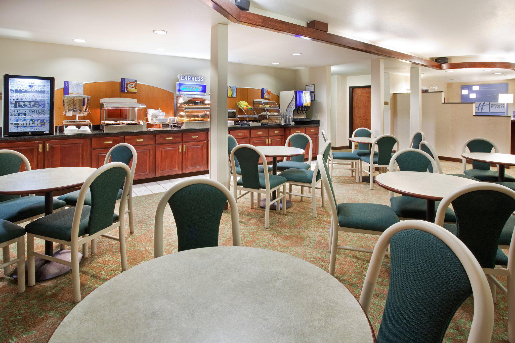 Holiday Inn Express & Suites Colorado Springs Airport Photo