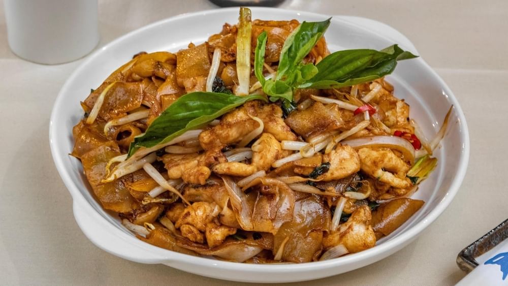 Chicken Drunken Noodles (鸡肉九层塔河粉）