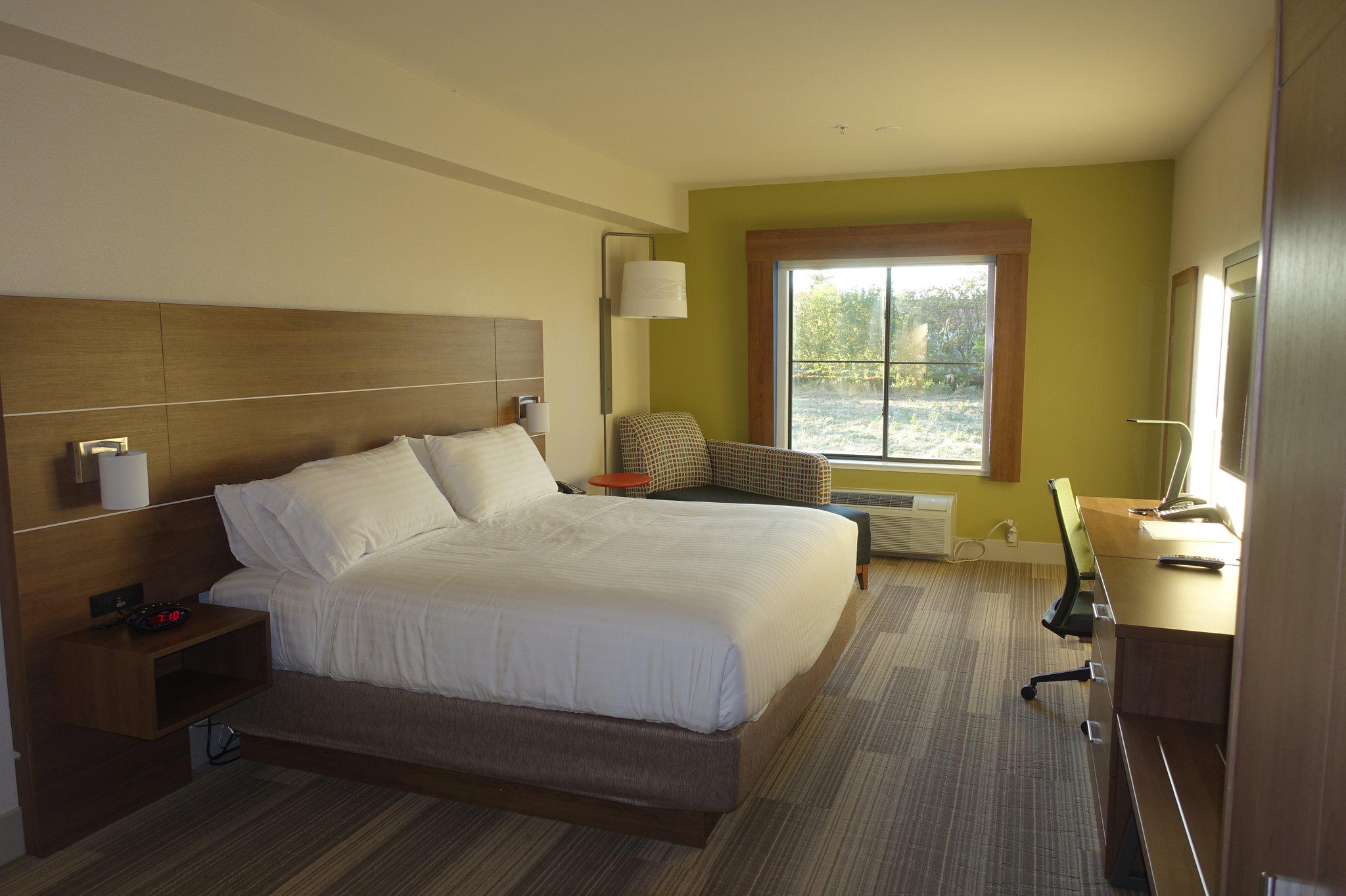 Holiday Inn Express & Suites Brentwood Photo