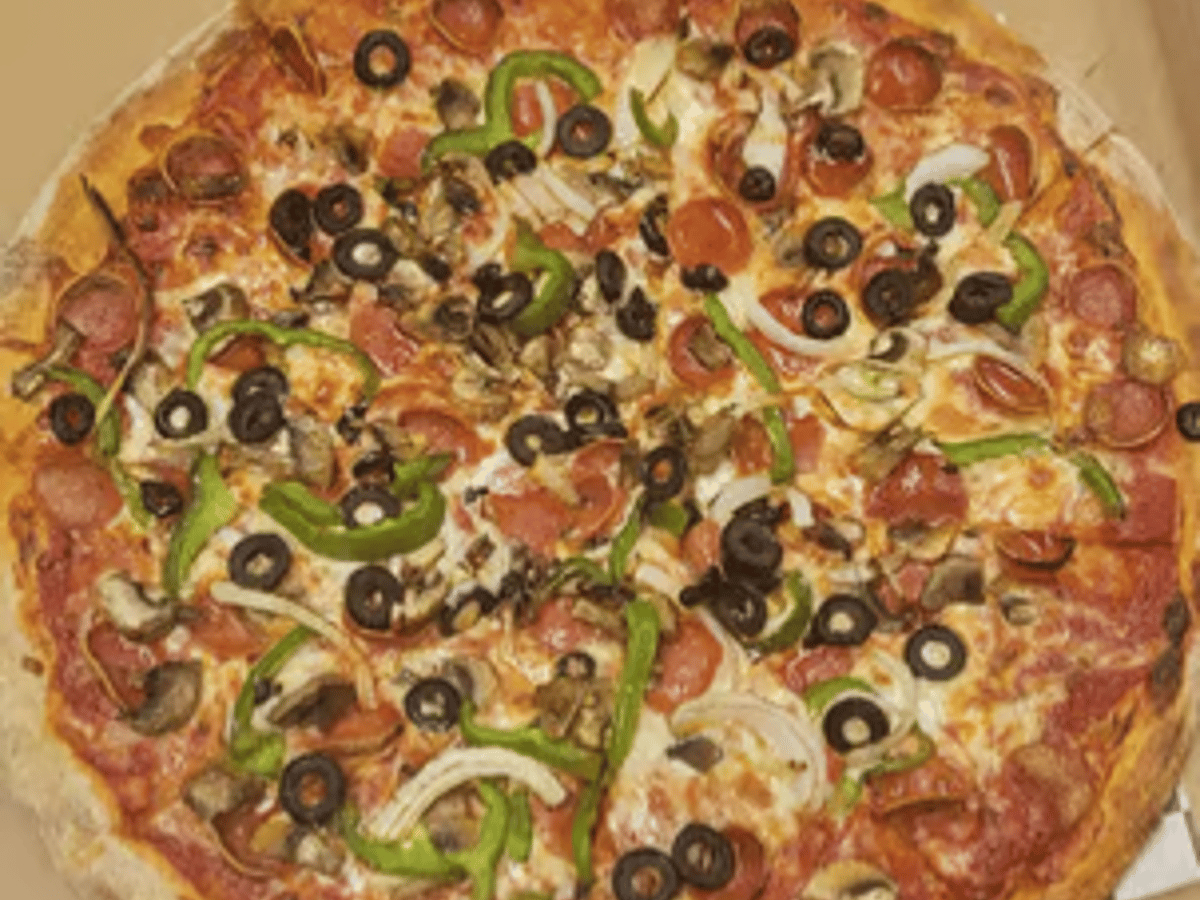 16" Deluxe Pizza