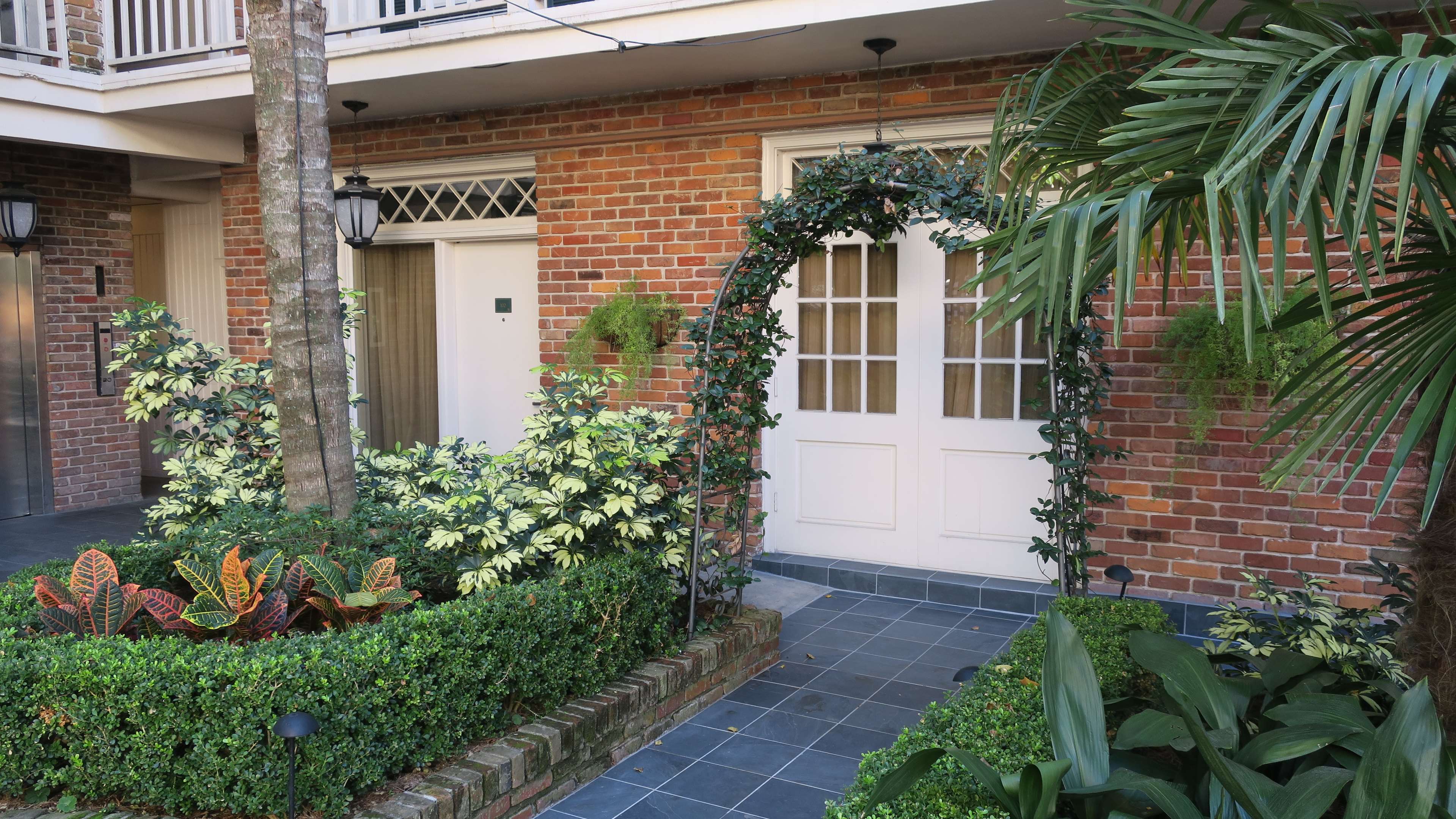 Best Western Plus French Quarter Courtyard Hotel Photo