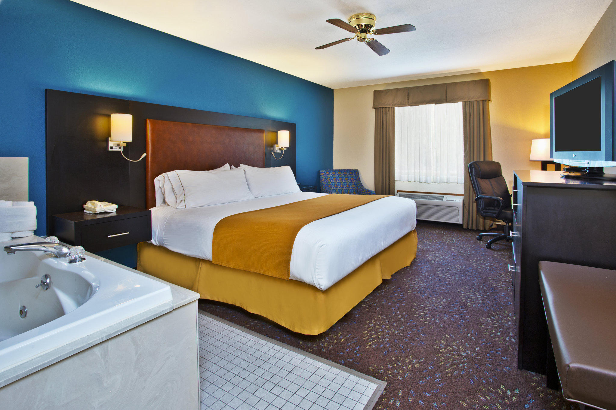 Holiday Inn Express Mackinaw City Photo