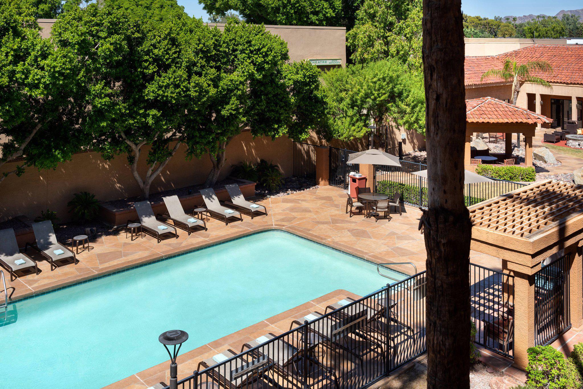 Courtyard by Marriott Phoenix Camelback Photo