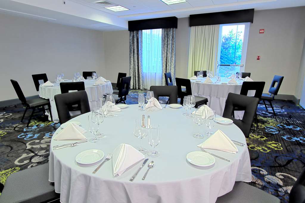 Hilton Garden Inn Westbury Image