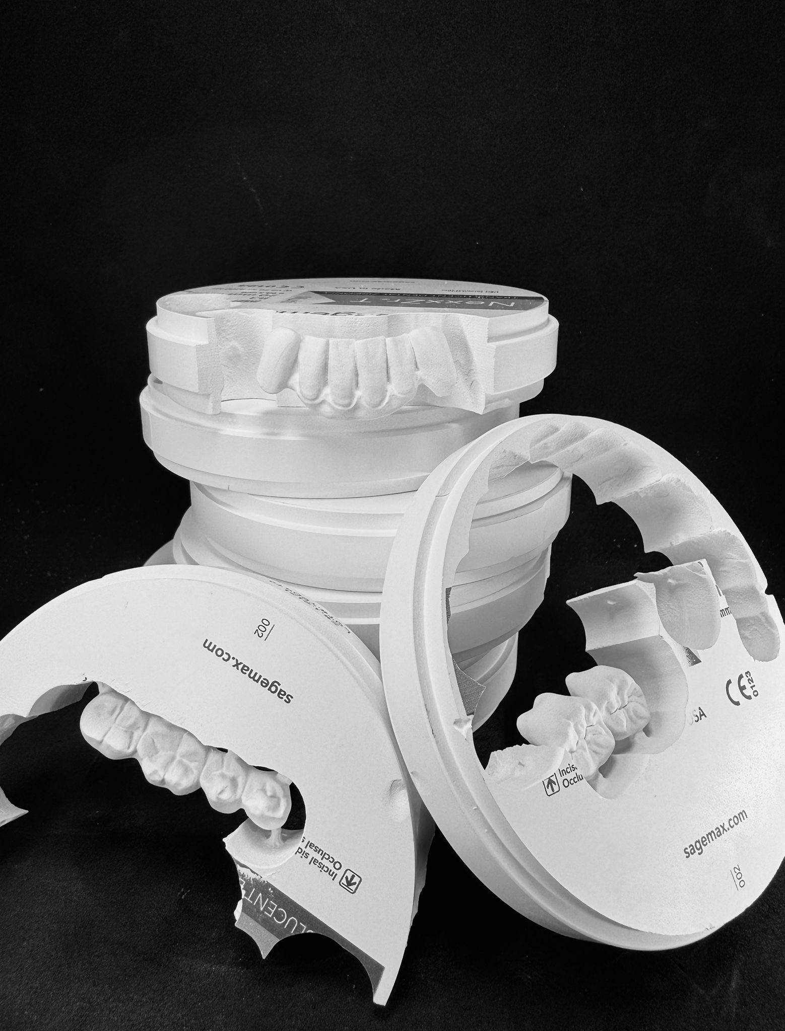 Ossido di zirconio per ricostruzioni in ambito odontoiatrico
