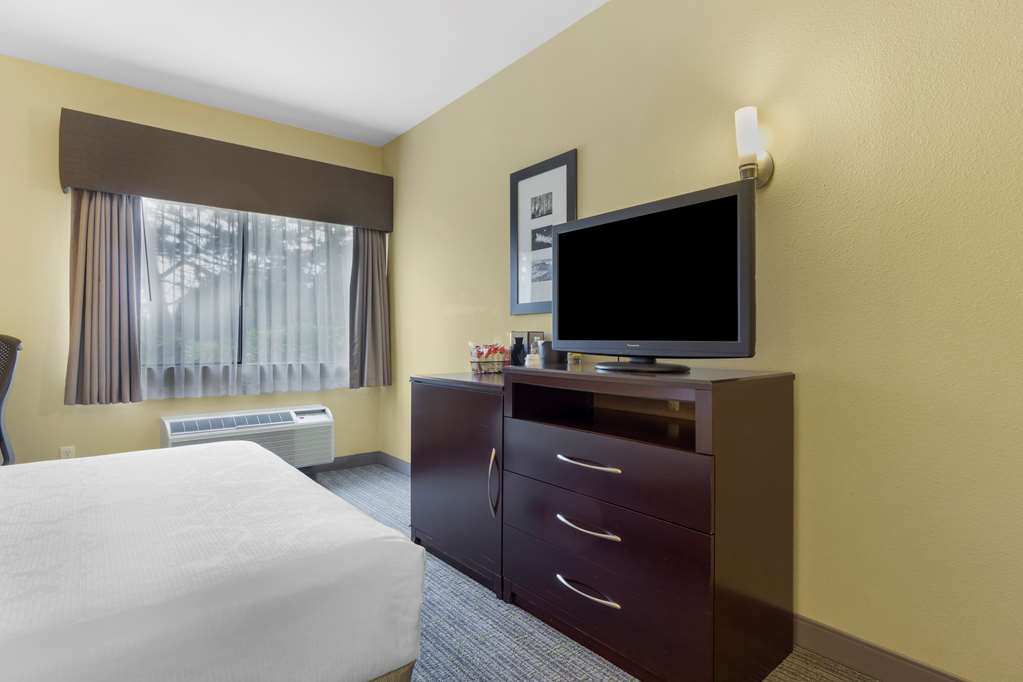 Best Western Plus Plaza by the Green Image