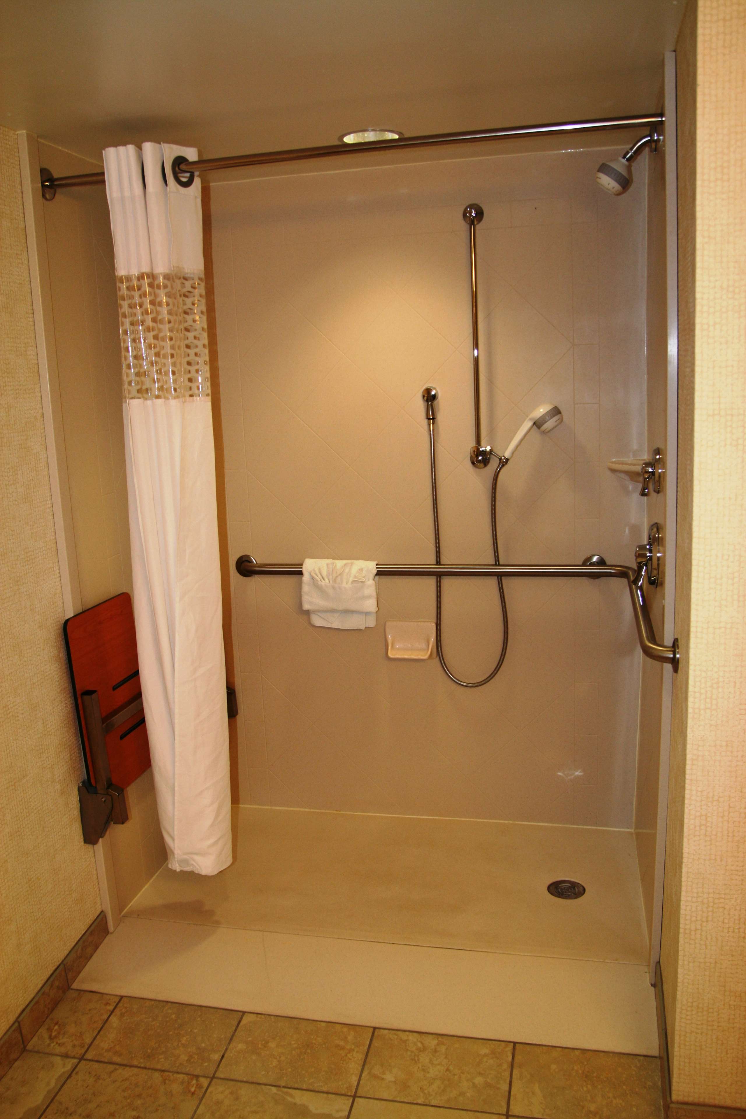 Guest room bath