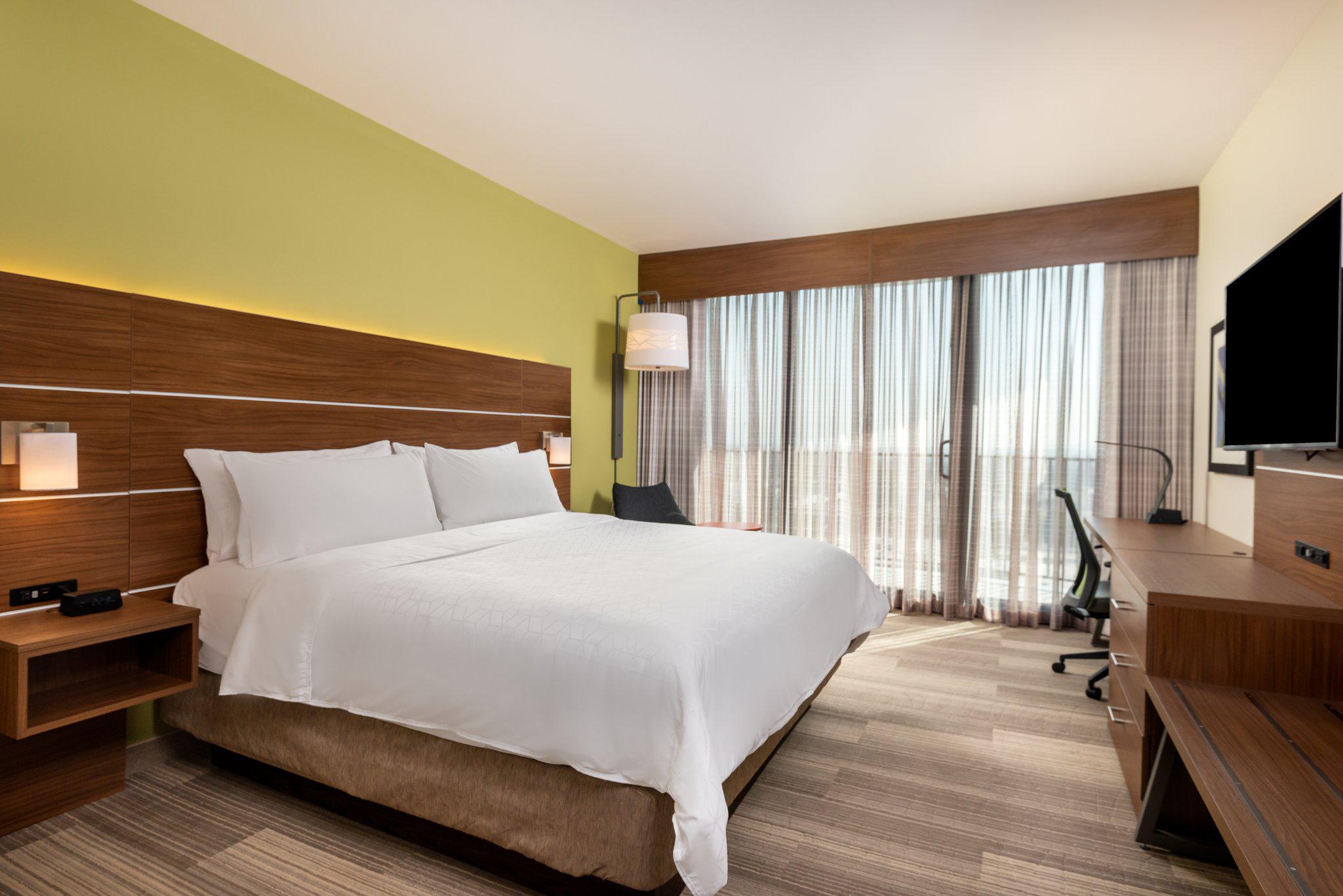 Holiday Inn Express & Suites Santa ANA - Orange County Photo