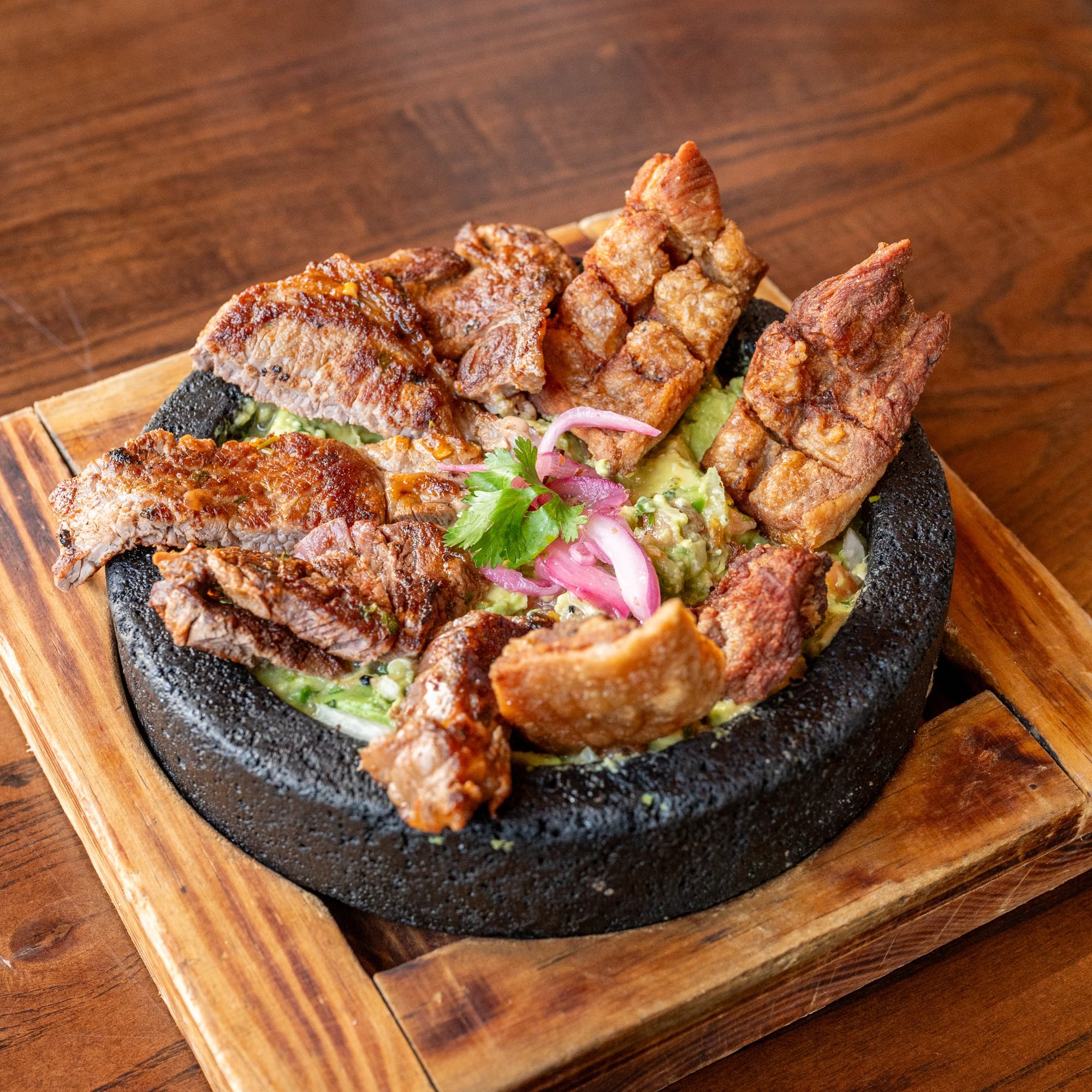 Fresh Guacamole con Chicharrón y Ribeye