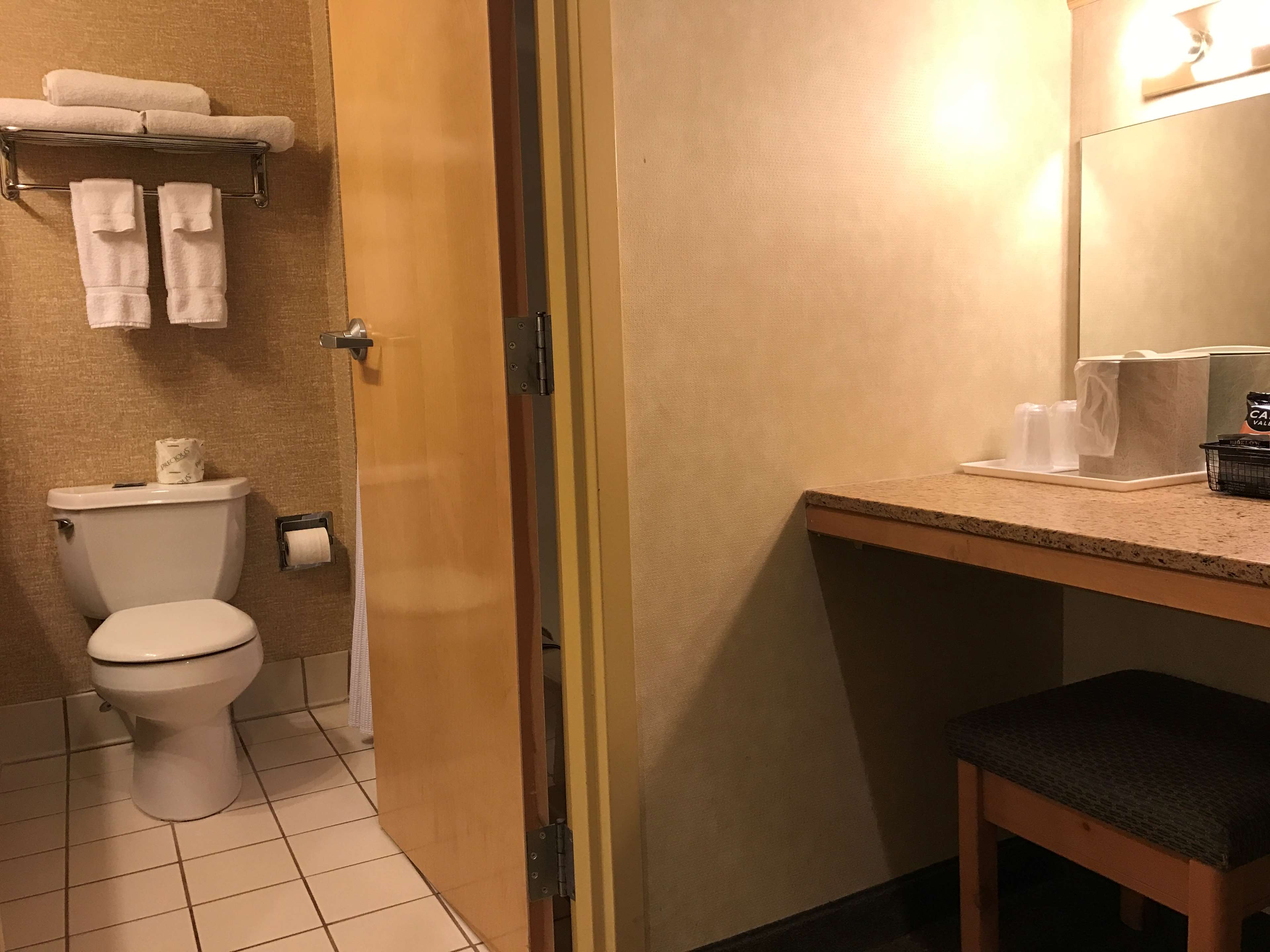 Best Western Plus Revere Inn & Suites Photo