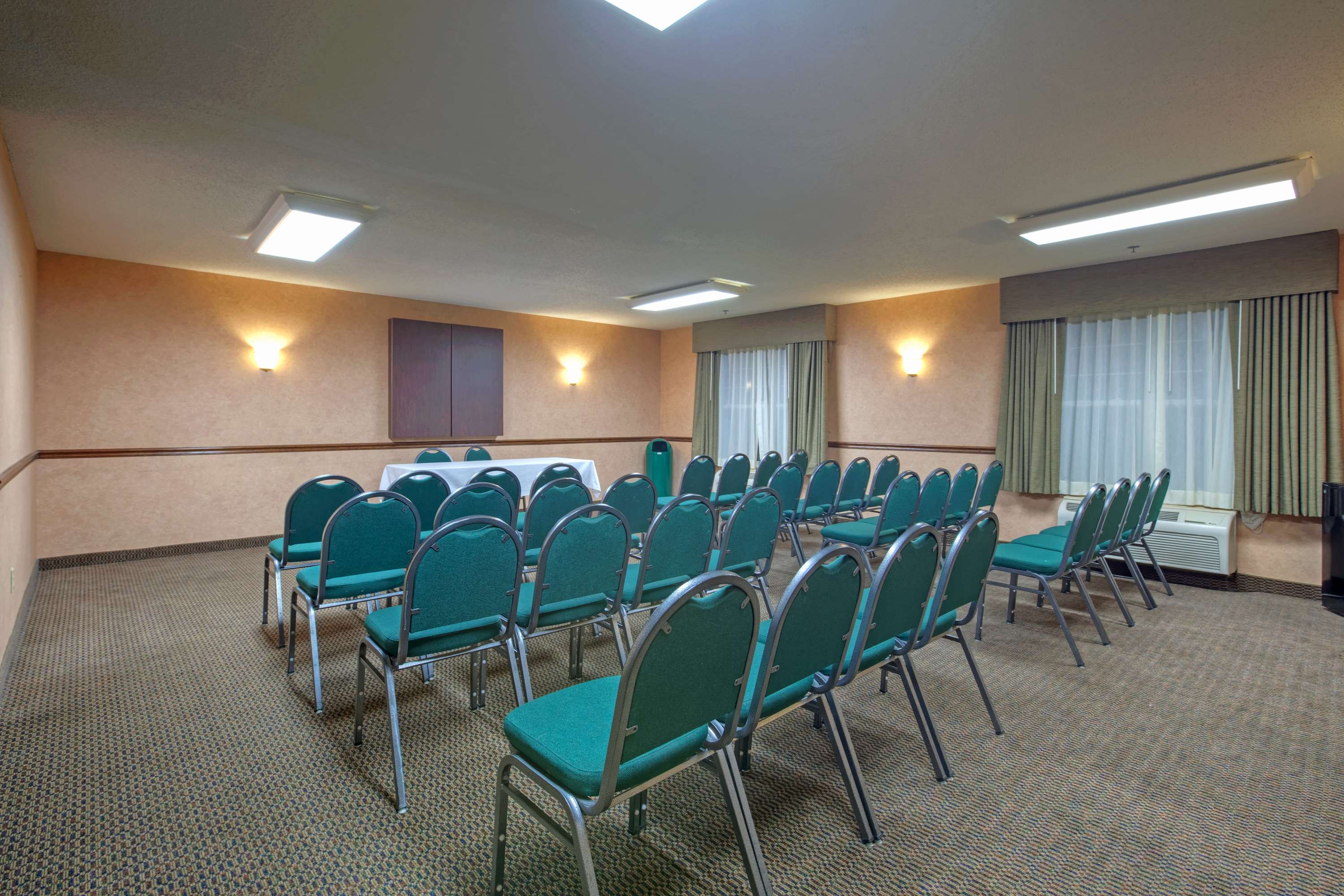 Country Inn & Suites by Radisson, Waterloo, IA Photo