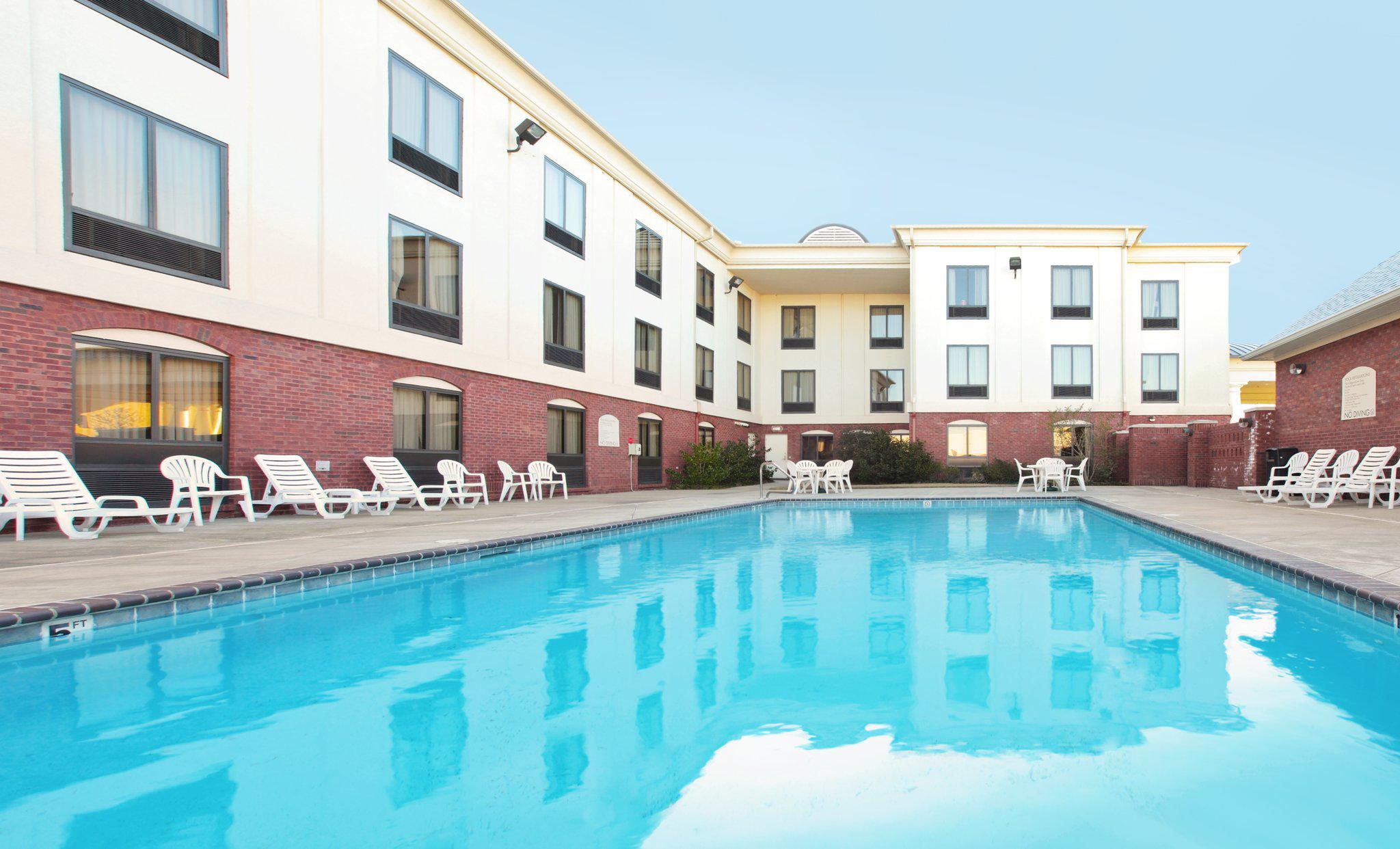 Holiday Inn Express & Suites Pine Bluff/Pines Mall Photo