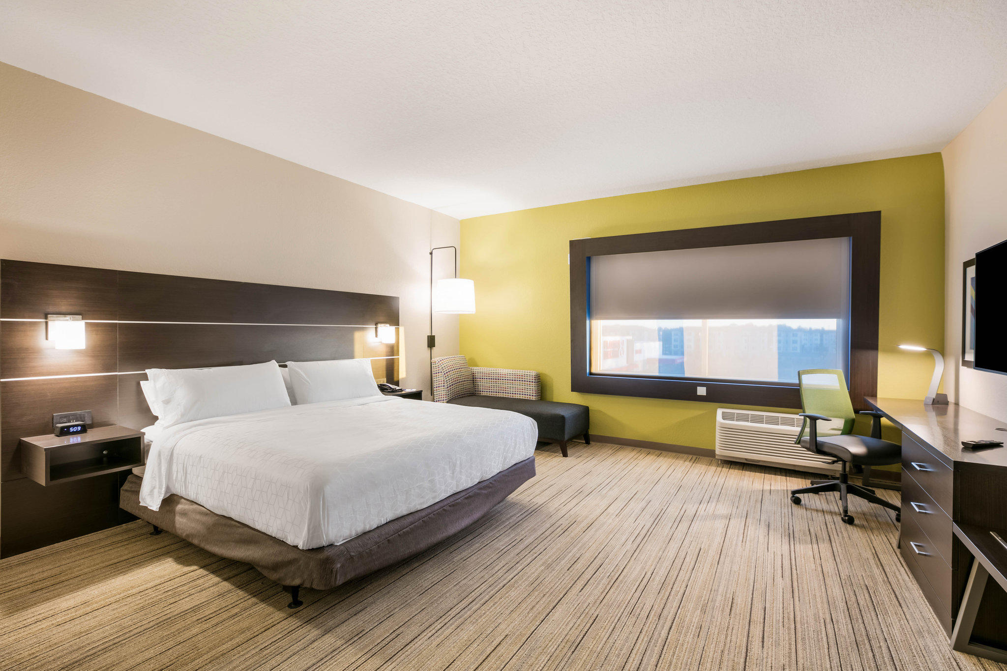 Holiday Inn Express & Suites Jacksonville - Town Center Photo