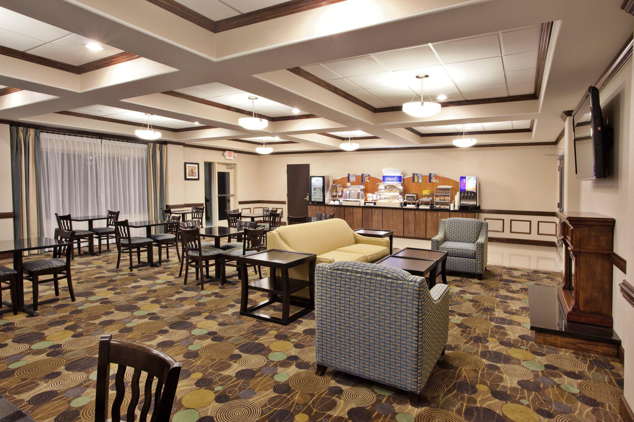 Holiday Inn Express & Suites Moultrie Photo