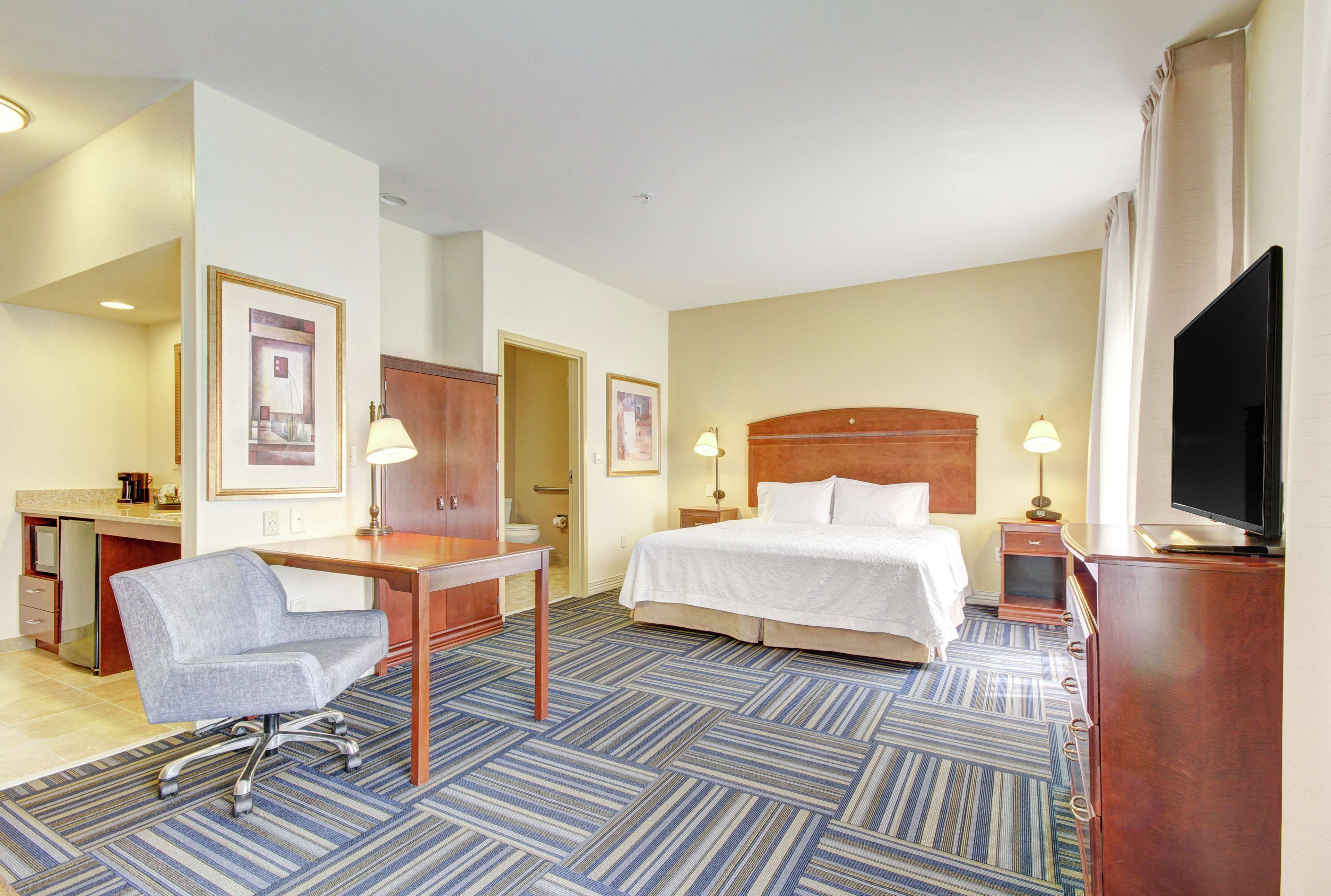 Hampton Inn & Suites Alexandria Photo