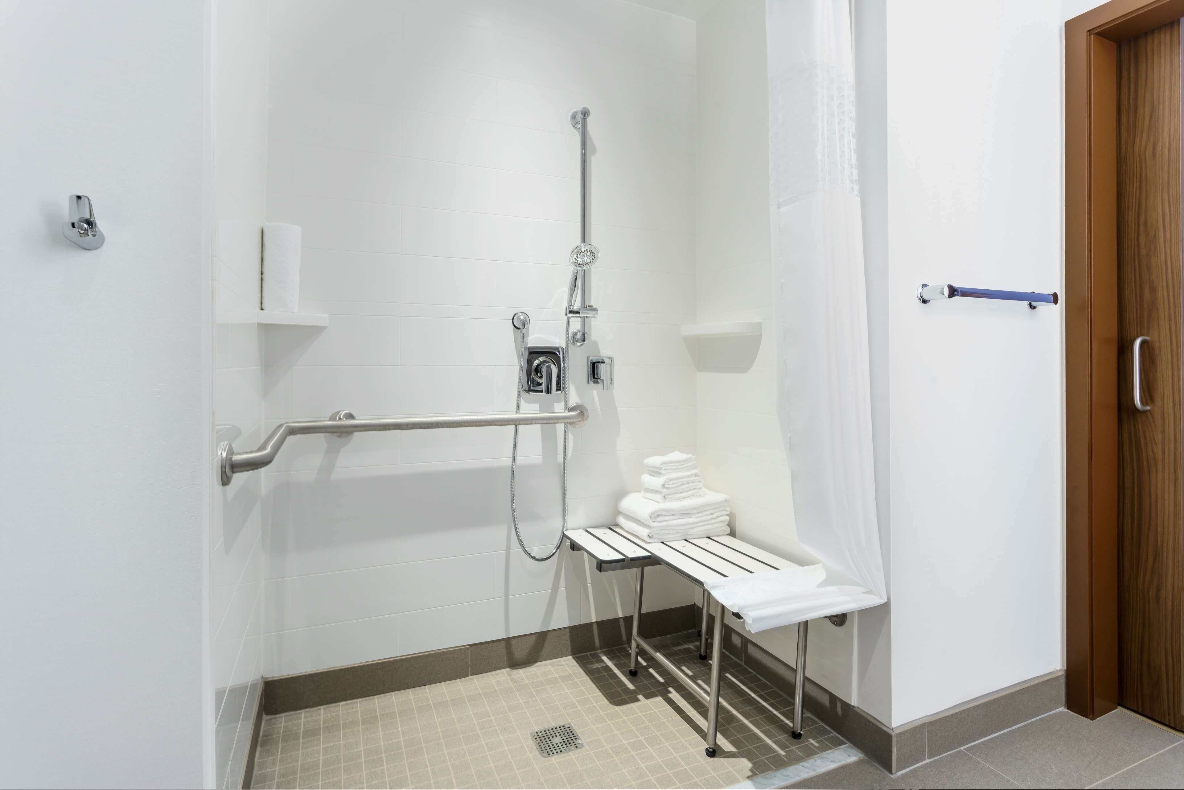 Guest room bath