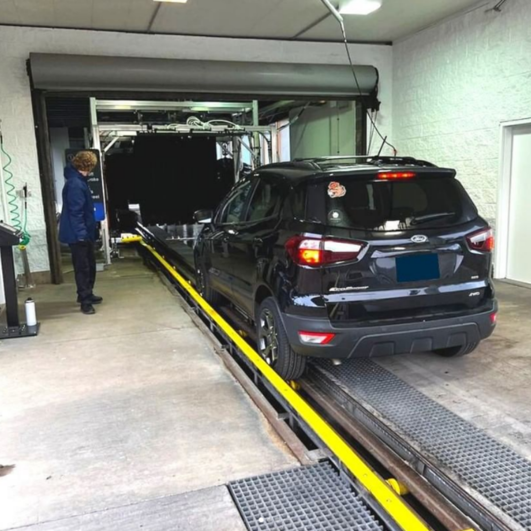 Happy's Drive Thru Car Wash Image